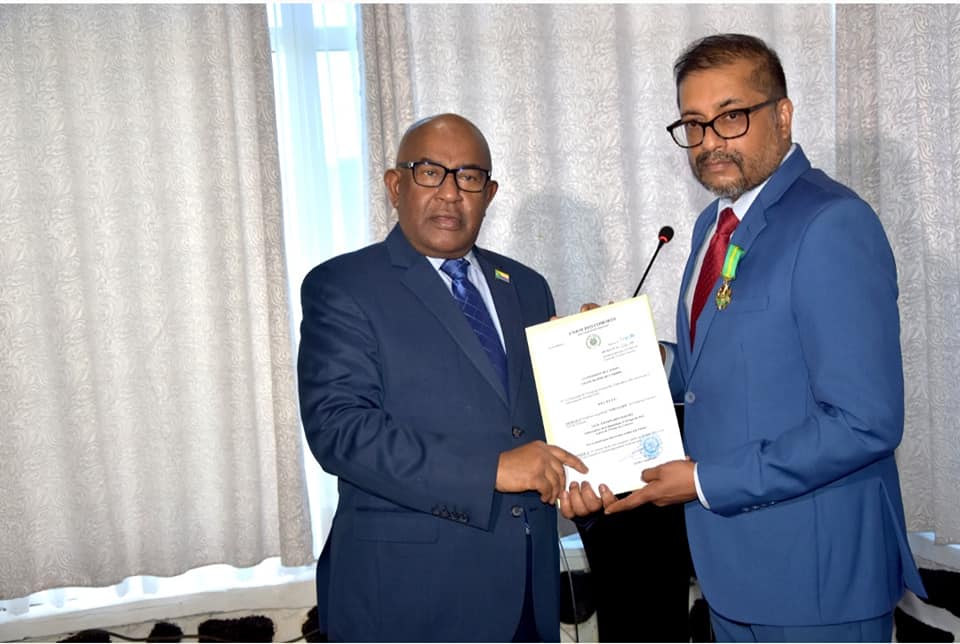 L’Ambassadeur Aneshwaren Maistry honoré par le Président Azali des Comores