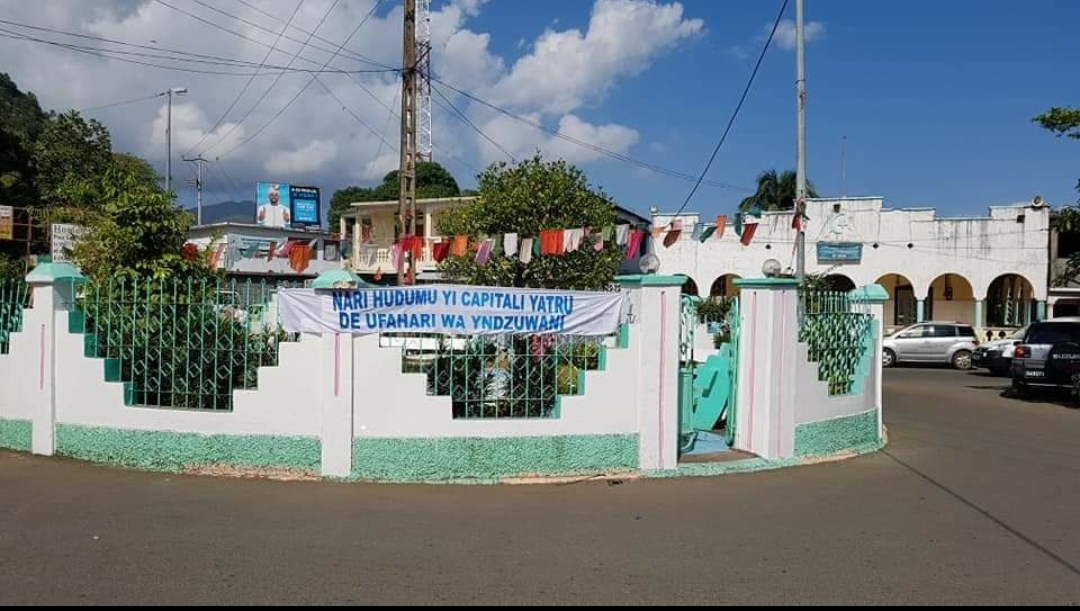 Scène Violente à Mutsamudu : Une Femme Tabasse Six Policiers Municipaux